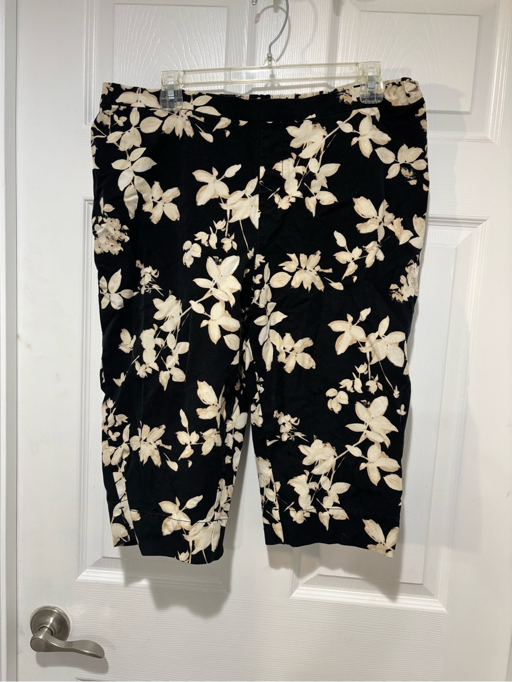 ISAAC MIZRAHI Flat Front Black Floral Capris